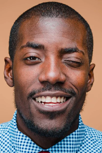 非常に幸せなアフロ アメリカンの男の肖像 — ストック写真