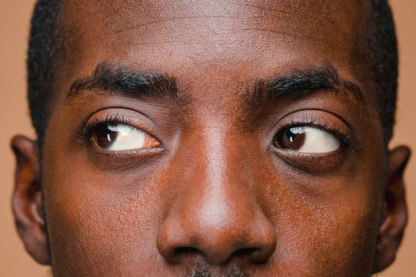 Positivt tänkande afroamerikansk man på brun bakgrund — Stockfoto