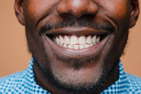 Portretul unui om afro-american foarte fericit — Fotografie, imagine de stoc