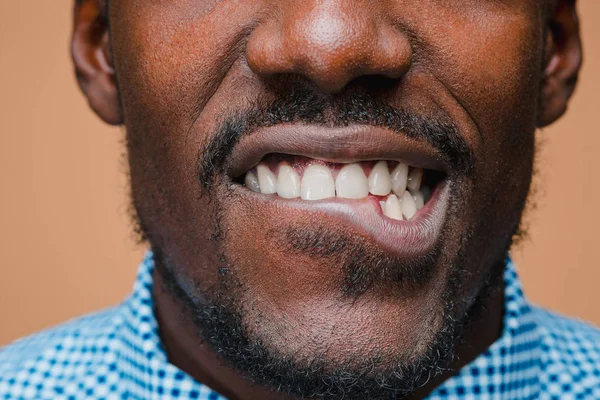 Çok mutlu bir afro Amerikalı adam portresi — Stok fotoğraf