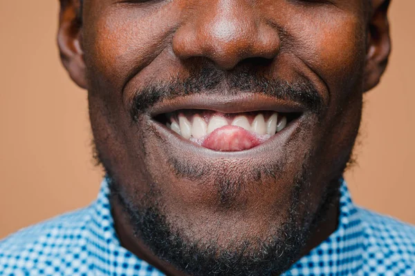 Retrato de un hombre afro-americano muy feliz — Foto de Stock