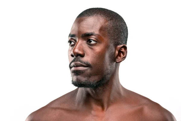 Pensiero positivo uomo afro-americano su sfondo marrone — Foto Stock