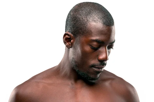 Pensamiento positivo hombre afroamericano sobre fondo marrón — Foto de Stock