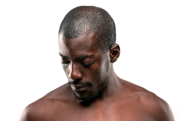 Pensiero positivo uomo afro-americano su sfondo marrone — Foto Stock