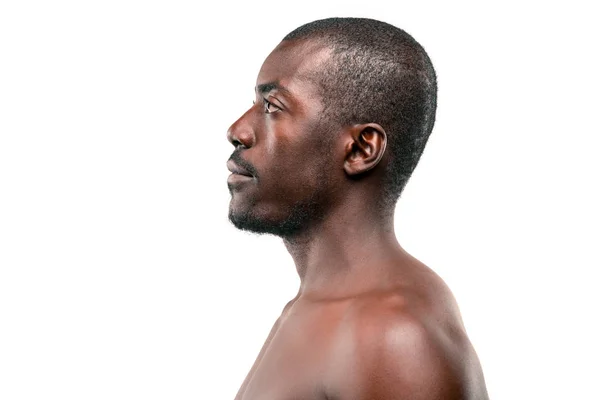 肯定的な思考の茶色の背景にアフリカ系アメリカ人の男 — ストック写真