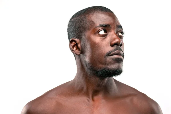 Позитивный афроамериканец на коричневом фоне — стоковое фото