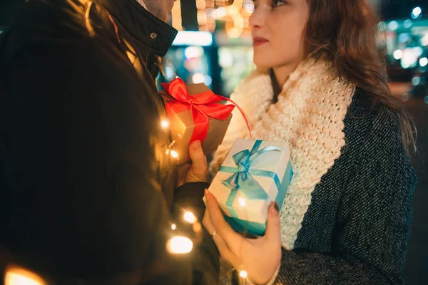 Surprise romantique pour Noël, la femme reçoit un cadeau de son petit ami — Photo