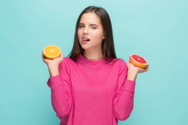 Sulu portakallı güzel kadın yüzü