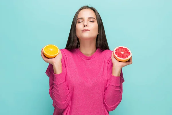 Beau visage de femme avec orange juteuse — Photo