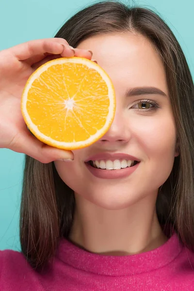 Όμορφο γυναικείο πρόσωπο με ζουμερό πορτοκάλι — Φωτογραφία Αρχείου