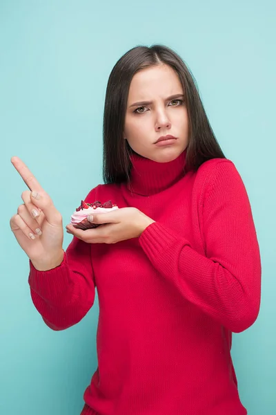 Schöne Frauen mit kleinen Kuchen. Geburtstag, Feiertag. — Stockfoto