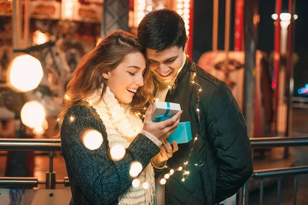 Surpresa romântica para o Natal, mulher recebe um presente de seu namorado — Fotografia de Stock