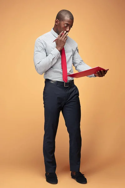 Atractivo hombre de negocios afroamericano de pie escribiendo notas — Foto de Stock