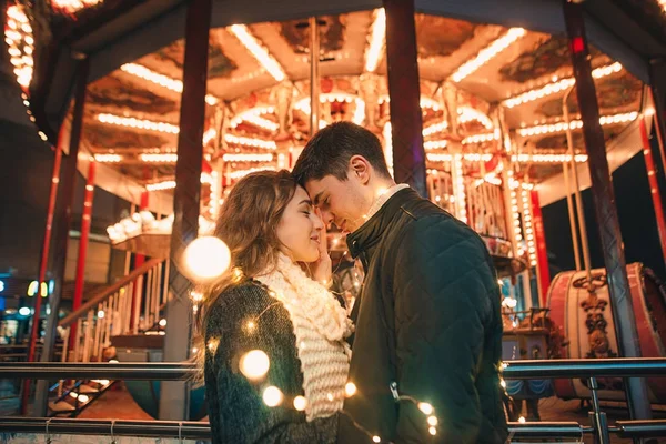 Jovem casal beijando e abraçando ao ar livre na rua da noite no Natal tempo — Fotografia de Stock