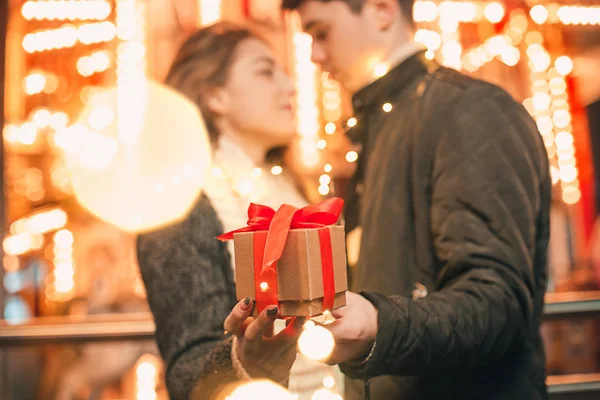 Surpresa romântica para o Natal, mulher recebe um presente de seu namorado — Fotografia de Stock