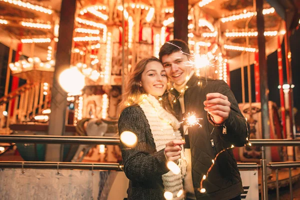 Jeune couple baisers et câlins en plein air dans la rue de nuit à Noël — Photo