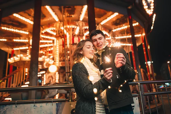 Jeune couple baisers et câlins en plein air dans la rue de nuit à Noël — Photo