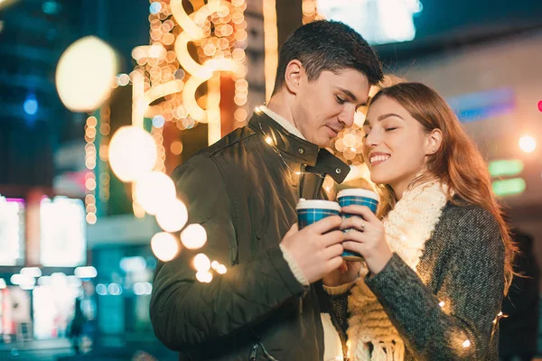 Jovem casal beijando e abraçando ao ar livre na rua da noite no Natal tempo — Fotografia de Stock