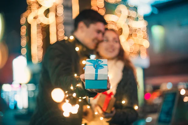 Surpresa romântica para o Natal, mulher recebe um presente de seu namorado — Fotografia de Stock