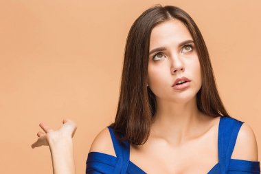 Mavi elbiseyle poz güzel genç esmer kadın. Stüdyo