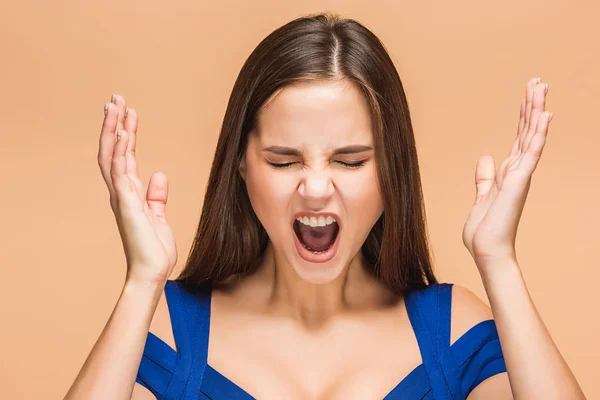 Frustrated young woman screaming at studio — Stock Photo, Image