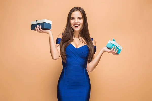Porträt einer glücklichen jungen Frau mit einem Geschenk auf braun — Stockfoto