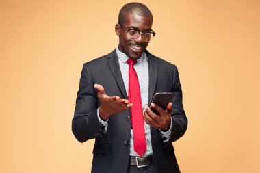 Telefondaki adam genç Afrika iş