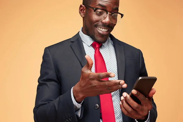 Jovem homem de negócios africano ao telefone — Fotografia de Stock