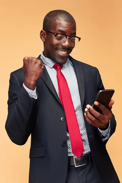 Jonge Afrikaanse zakenman aan de telefoon — Stockfoto