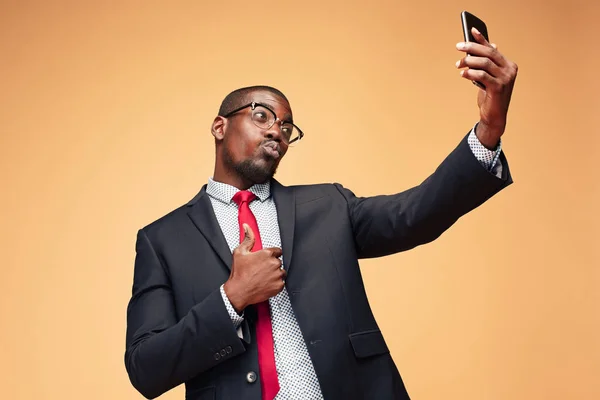 Jovem homem de negócios africano ao telefone — Fotografia de Stock