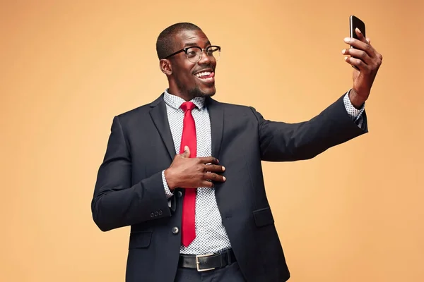 Jovem homem de negócios africano ao telefone — Fotografia de Stock