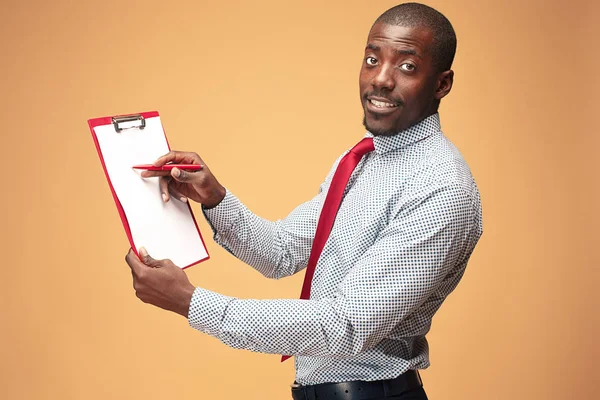 Empresário afro-americano de pé atraente escrevendo notas — Fotografia de Stock