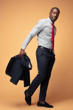 Kameraya bakarak neşeli Afrika işadamı