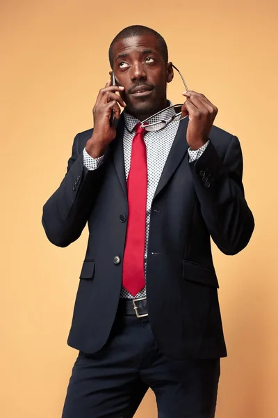 Joven hombre de negocios africano al teléfono —  Fotos de Stock