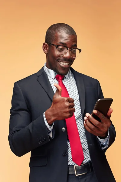 Joven hombre de negocios africano al teléfono —  Fotos de Stock