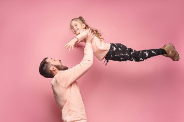 neşeli baba kızıyla pembe üzerinde oynama