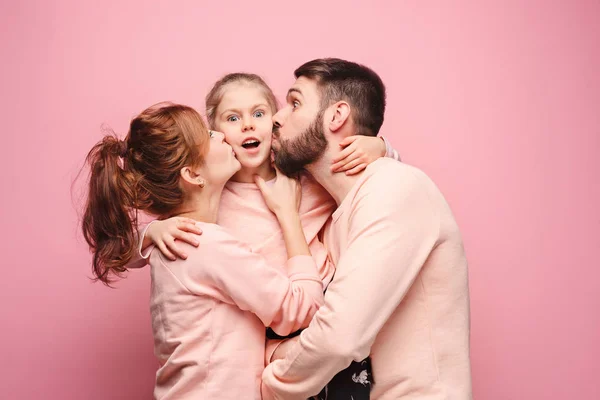 Щаслива молода сім'я з однією маленькою донькою позує разом — стокове фото
