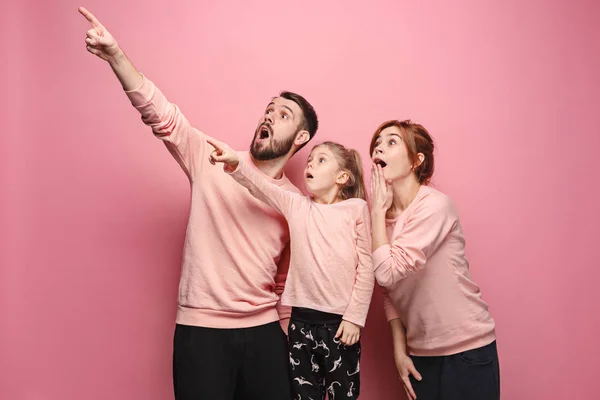 Surpreendido jovem família em rosa — Fotografia de Stock