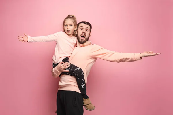 Joyeux père jouer avec fille sur rose — Photo