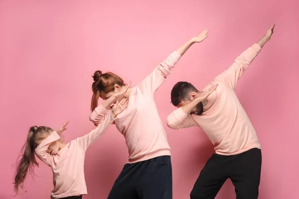La jeune famille dansante sur rose — Photo