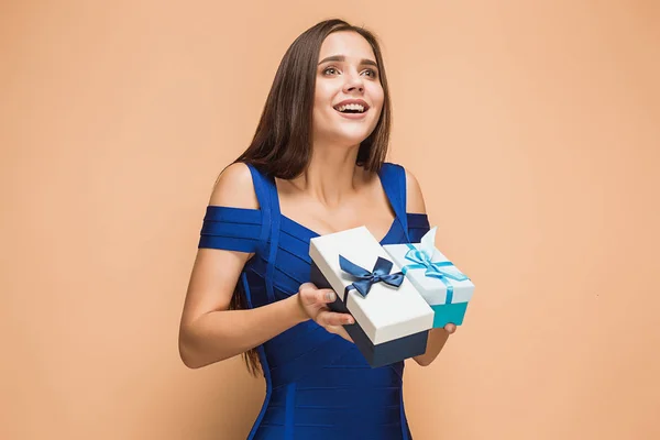 Porträtt av glad ung kvinna håller en gåvor på brown — Stockfoto