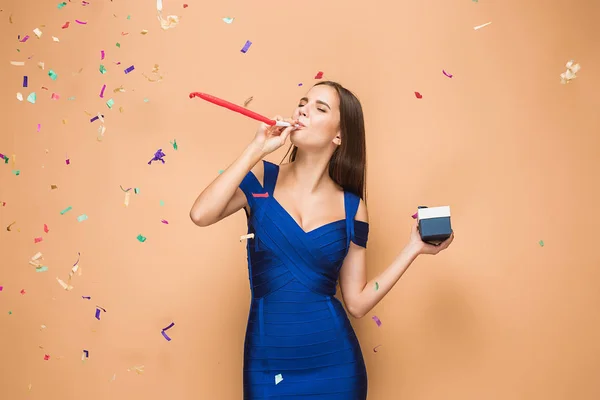 De vrouw viert verjaardag op bruine achtergrond — Stockfoto