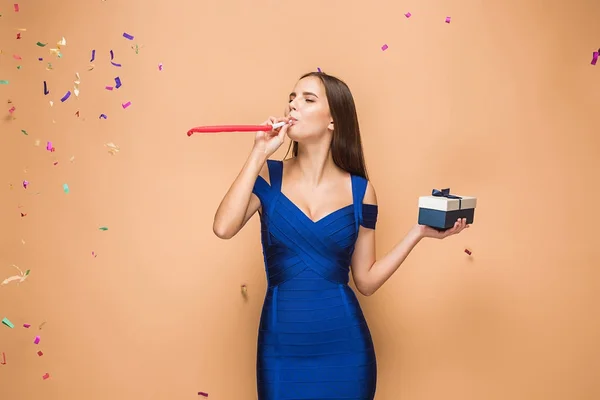 A mulher que celebra o aniversário no fundo marrom — Fotografia de Stock