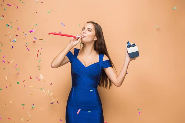 A mulher que celebra o aniversário no fundo marrom — Fotografia de Stock