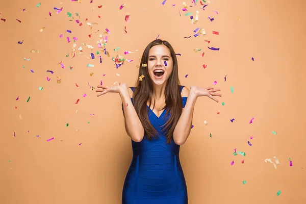La donna che festeggia il compleanno su sfondo marrone — Foto Stock