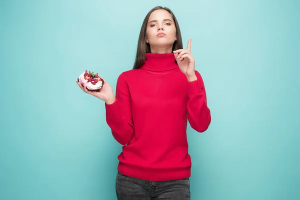 Schöne Frauen mit kleinen Kuchen. Geburtstag, Feiertag. — Stockfoto