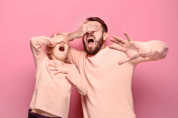 Jovem pai com sua filha bebê — Fotografia de Stock