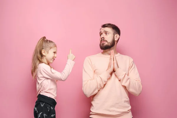 Junger Vater mit seiner kleinen Tochter. das Kind im Vorschulalter zeigt mit dem Finger — Stockfoto