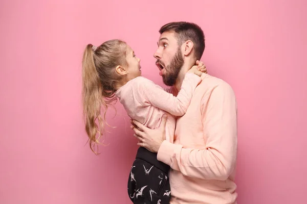 Junger Vater mit seiner kleinen Tochter — Stockfoto