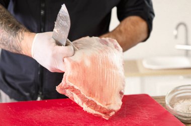 Mutfak ve ev eti biftek pişirme adam